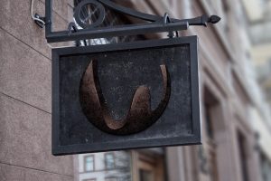 Hundeloven, Sikring av hund, Hensynsfullt hundehold, Båndtvang, Kontroll med hund, Løs hund, Hund i bånd, Forsvarlig inngjerdet hund, Tamrein og hunder, Vilt og hunder, Hundeloven § 4, Reindriftsloven og hunder, Forskrifter om sikring av hund, Aktsomhetsplikt, Vegtrafikkloven og hundehold, Barn og hunder, Tjenestehunder, Skader forårsaket av hunder, Ulemper med løse hunder, Forsvarlig hundehold, Kontroll med løs hund, Innelukking av hund, Styrkeforhold mellom barn og hund, Barn som holder hund i bånd, Forebygging av skader fra hunder.